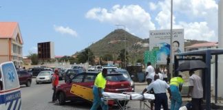 Señora es atropellada por un vehículo en una parada mientras esperaba un autobus.