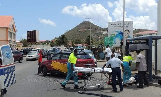 Señora es atropellada por un vehículo en una parada mientras esperaba un autobus.