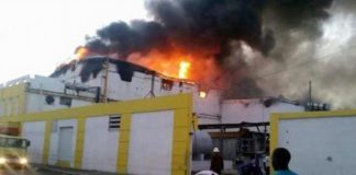 Un fuego afectó a Almacenes Iberia de San Pedro de Macorís.
