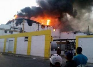 Un fuego afectó a Almacenes Iberia de San Pedro de Macorís.