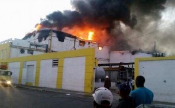 Un fuego afectó a Almacenes Iberia de San Pedro de Macorís.