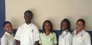 Sundial School presenta equipo para El Panel de Discusión Inter-Escolar del Ministerio Juvenil de Turismo