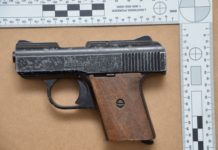 INFORME POLICIAL: Tres sospechosos arrestados y armas y drogas confiscadas.