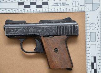 INFORME POLICIAL: Tres sospechosos arrestados y armas y drogas confiscadas.