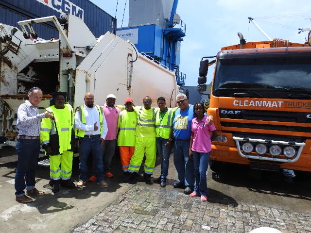 2 garbage trucks for MIN VROMI