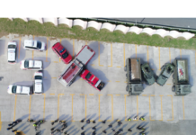 Signo humano SXM FUERTE formado como un símbolo de solidaridad y apoyo para Sint Maarten