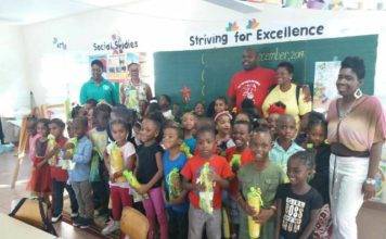 Captain D’s Rib Shack distribute goodie bags to MAC students