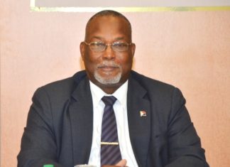 COM decided to give civil servants a extra day off