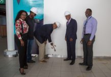 El ministro De Weever inicia la demolición del interior del edificio del aeropuerto