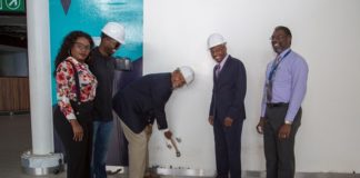 El ministro De Weever inicia la demolición del interior del edificio del aeropuerto