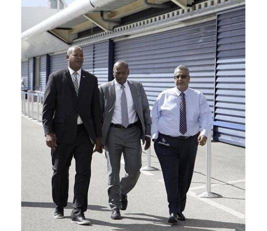 MINISTER OF TEATT RECEIVES TOUR OF PRINCESS JULIANA INTERNATIONAL AIRPORT BY MANAGING BOARD