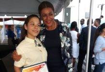 Minister Wuite hands out certificates to students