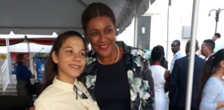 Minister Wuite hands out certificates to students