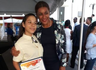 Minister Wuite hands out certificates to students