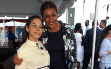 Minister Wuite hands out certificates to students