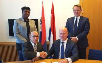 Minister Ferrier and State Secretary Knops sign 50 Million Guilder liquidity support loan