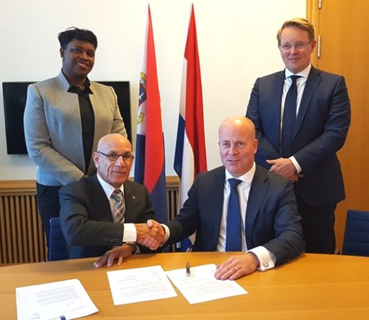 Minister Ferrier and State Secretary Knops sign 50 Million Guilder liquidity support loan
