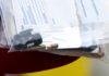 Agentes del orden público allanan una vivienda en Cannegieter Street y arrestan a un hombre