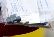 Agentes del orden público allanan una vivienda en Cannegieter Street y arrestan a un hombre