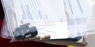 Agentes del orden público allanan una vivienda en Cannegieter Street y arrestan a un hombre