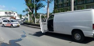 Arrestan hombre que transporta dos grandes bolsas de drogas ilegales en una camioneta