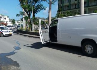 Arrestan hombre que transporta dos grandes bolsas de drogas ilegales en una camioneta