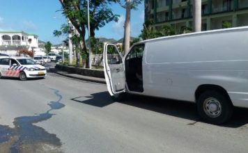 Arrestan hombre que transporta dos grandes bolsas de drogas ilegales en una camioneta