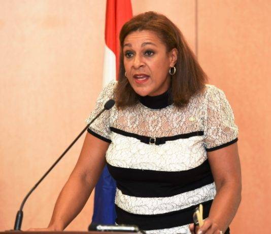 La Ministra Wuite apoya a estudiantes locales en el Festival de Cine de los Derechos de Niños Y Niñas de UNICEF en Curacao