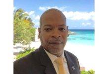 Minister of Tourism De Weever commends Divi Resorts on discontinuing using straws