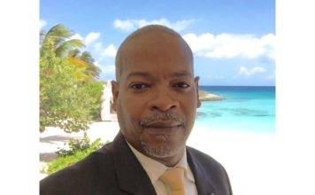 Minister of Tourism De Weever Welcomes the Return of United Airlines