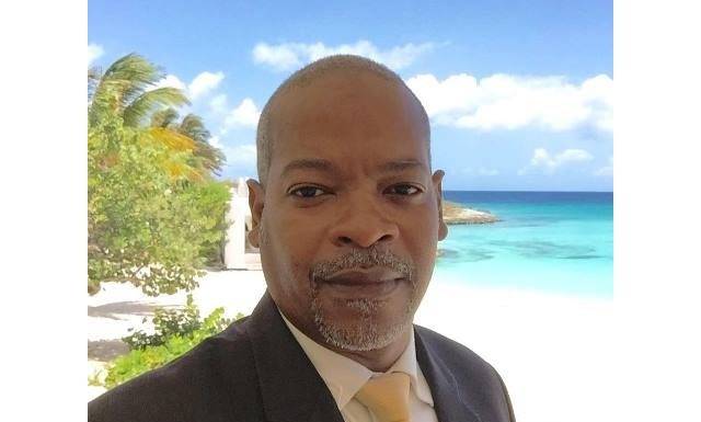 Minister of Tourism De Weever commends Divi Resorts on discontinuing using straws