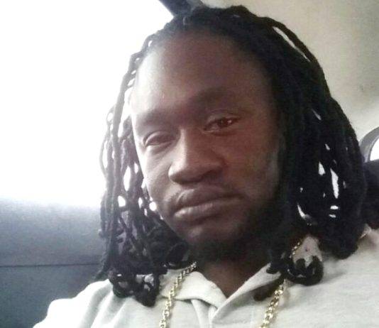 Dos reclusos atacan y apuñalan a otro en la prisión