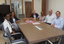 Minister Wuite takes thank you gifts to Dutch Representative