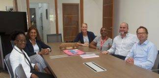 Minister Wuite takes thank you gifts to Dutch Representative