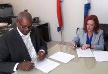 Minister De Weever signs Covenant with medical School