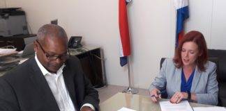 Minister De Weever signs Covenant with medical School