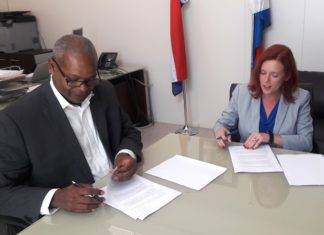 Minister De Weever signs Covenant with medical School