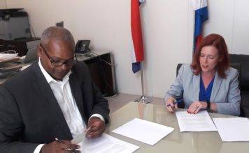 Minister De Weever signs Covenant with medical School