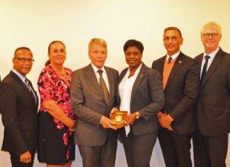 COM presents token of appreciation to Vice President of Council of State Donner