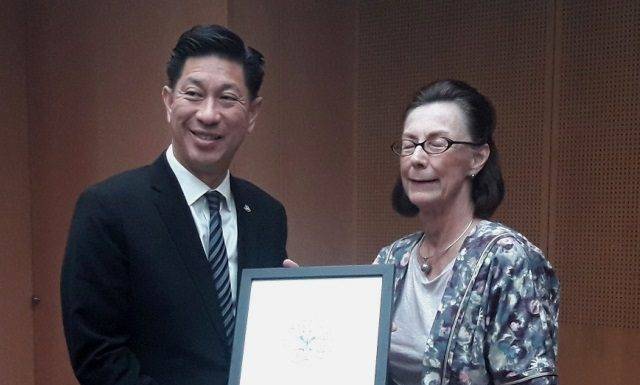 Minister Lee presented with poster in connection with AUCs Community Action Day