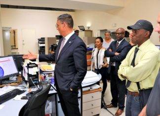 Kadaster Robert Boekhold, Lieveld, Kadaster display new software during Finance Minister’s visit