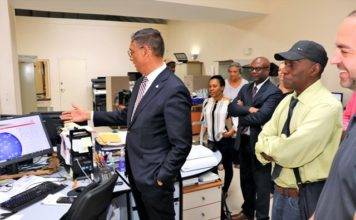 Kadaster Robert Boekhold, Lieveld, Kadaster display new software during Finance Minister’s visit