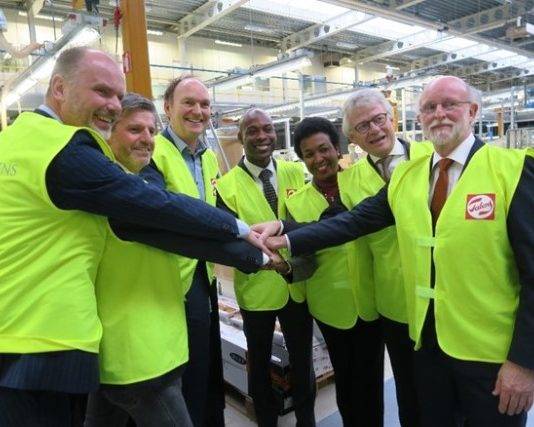 The creative expression donation from the Royal Talens Foundation, Box Blikken and Deputy Minister Plenipotentiary Somersall has arrived on St. Maarten.