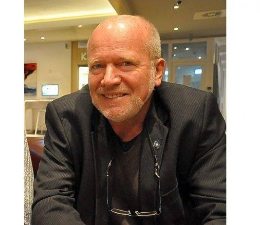 Sneek declare himself independent island council member