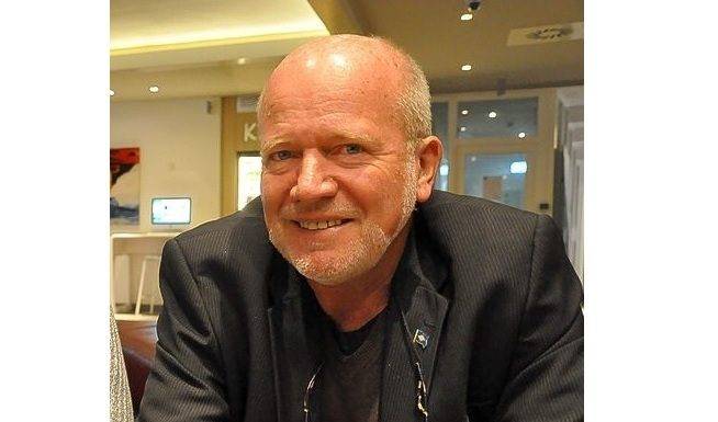 Sneek declare himself independent island council member