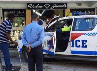 Armed robbery on jewelry store in Front Street.