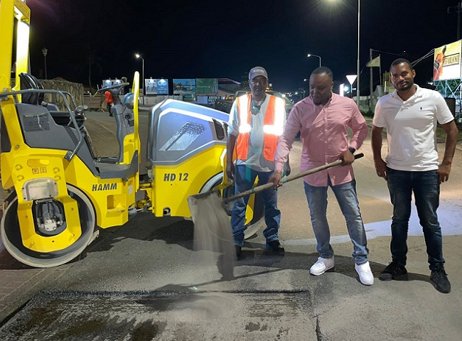 Act. Head of Infrastructure Management Charlon Pompier, Minister Egbert Doran (center) and a representative of Windward Roads.