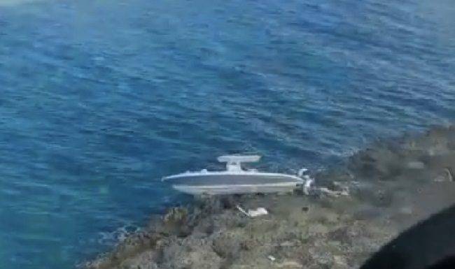 30ft powerboat grounded at Blowing Rock
