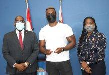 Minister Samuel Recognizes 2021 Most Valuable Player of Dutch Baseball’s Hoofdklasse Denzel Richardson