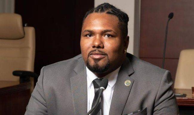 MP Arrindell questions Minister of Finance Iron as he has concerns about the banking operation